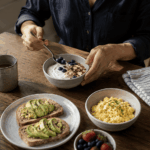 Routine_Balanced breakfast with protein, fiber-rich foods, and water as part of a stable morning energy routine.